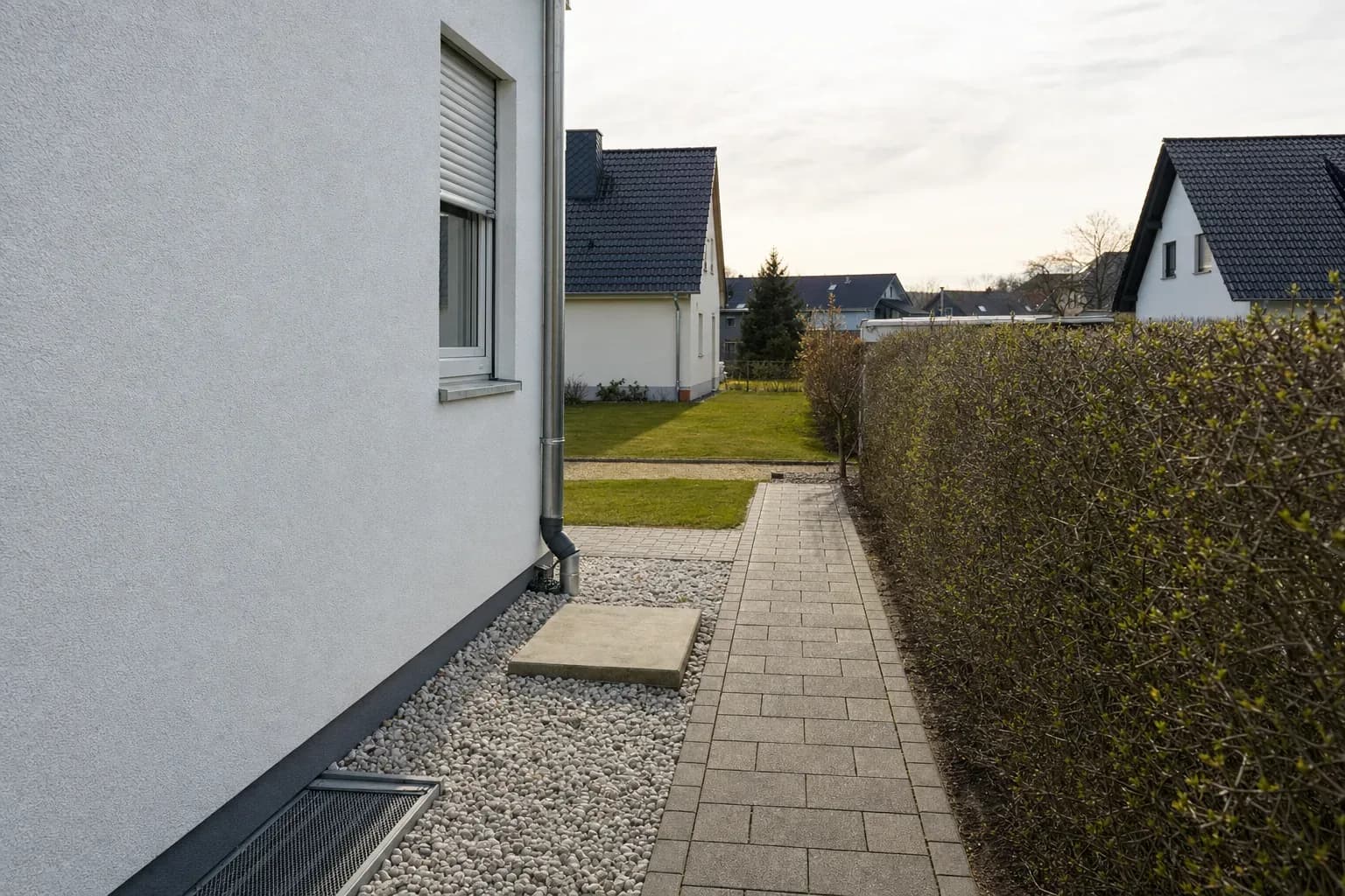 Wärmepumpe an der Grundstücksgrenze in Hessen